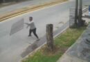 Heroico: Vecino frena escape a toda velocidad de unos delincuentes de un «rejazo» (VIDEO)
