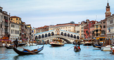 Multan y expulsan de Venecia a una turista por nadar en toples cerca de un monumento histórico