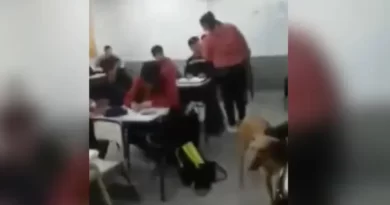 Madre entró a una clase y cacheteó a compañero de su hijo por molestarlo (VIDEO)