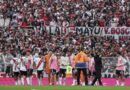 Suspenden partido de River Plate tras caída desde una tribuna de un hincha en Estadio Monumental de Buenos Aires